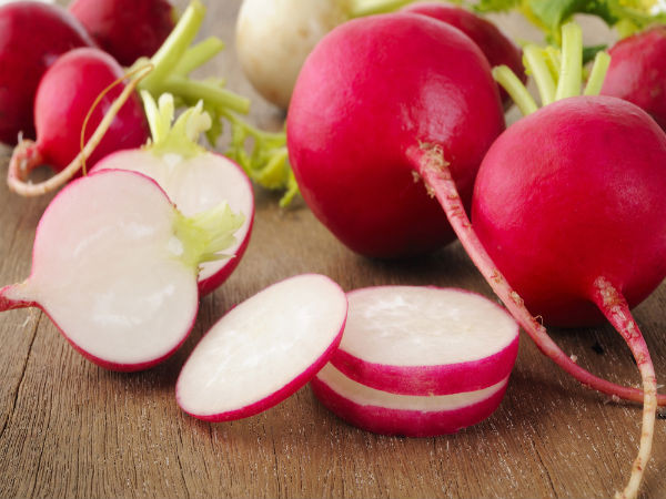 Củ cải. Ngoài việc chứa 95% lượng nước, thực phẩm này còn chứa nhiều Vitamin C và ngon miệng là củ cải. Nhờ nguồn tuyệt vời của vitamin C và ít hydrat cacbon nên củ cải có rất nhiều lợi ích sức khỏe.