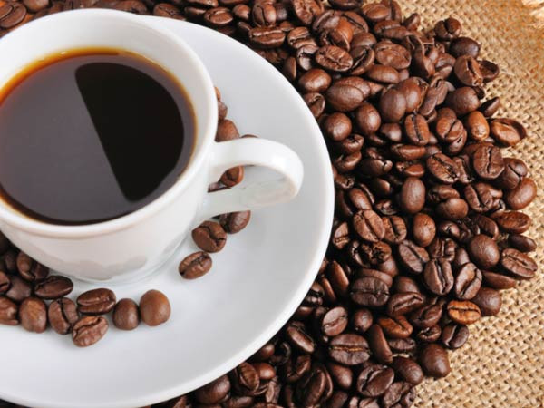 Cà phê. Trong một số trường hợp, uống cà phê sẽ làm tim đập nhanh hơn, nhức đầu, run tay, hồi hộp. Mặt khác, cafein còn kích thích làm tăng tiết axit dịch vị nên nếu uống cà phê đậm đặc lúc đói thì có thể kích ứng niêm mạc dạ dày, gây buồn nôn, ợ hơi, nôn...