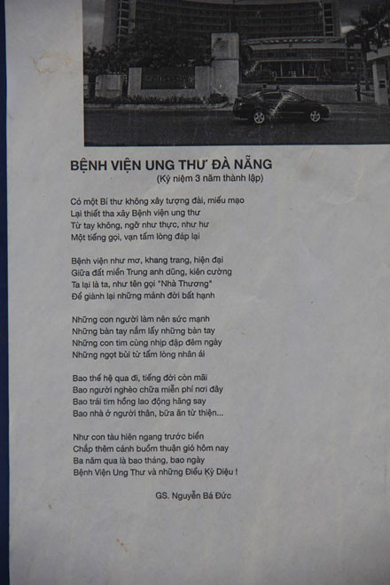 Có cả những bài thơ viết tay.
