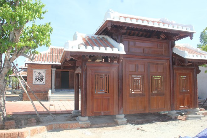 Dù chưa hoàn thành, nhưng có thể thấy trước khu lưu niệm ông Nguyễn Bá Thanh khá xinh xắn, có cổng chào, hồ nước, tiểu cảnh, thảm cỏ, nhà lưu niệm... trên diện tích rộng hơn 1.000m2.