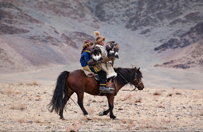 Người Kazakh lưu truyền nghề thuần dưỡng đại bàng từ đời này sang đời khác.