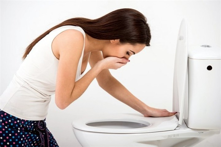 Mất cân bằng điện giải: Khi mọi người cố giảm cân nhanh bằng cách ăn rất ít thức ăn hoặc nhịn ăn hoàn toàn, cơ thể của họ sẽ nhận được rất ít khoáng chất. Khi cơ thể không nhận đủ khoáng chất như: natri, glucose, kali, canxi, sắt,... nó có thể dẫn đến mất cân bằng điện giải, do đó dẫn đến nôn mửa, sốt, tiêu chảy,..