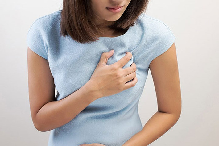 Đau, tức vú: Trong thời kỳ kinh nguyệt, nhiều phụ nữ thấy vú căng và đau hoặc sưng ở ngực. Điều này xảy ra do sự thay đổi nội tiết tố và tiết progesterone trong thời kỳ kinh nguyệt. Để giảm đau, Dùng một miếng gạc lạnh trên ngực để giảm sưng và đau. Xoa bóp ngực nhẹ nhàng bằng dầu ôliu hoặc dầu dừa ấm cũng sẽ giúp ích cho bạn.