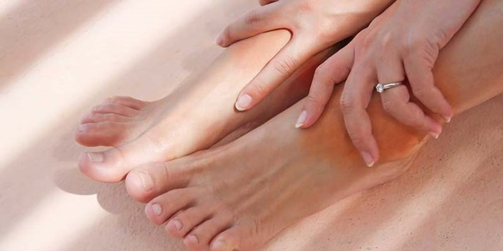 Phù nề: Sự mất cân bằng nội tiết tố trong cơ thể và sự gia tăng estrogen trong thời kỳ kinh nguyệt có thể gây tích tụ nhiều chất lỏng trong các mô cơ thể, dẫn đến việc giữ nước, chủ yếu ở bàn chân, chân, dạ dày và ngực. Bạn cũng có thể ngâm mình với muối Epsom và thư giãn trong 15 đến 20 phút mỗi ngày.