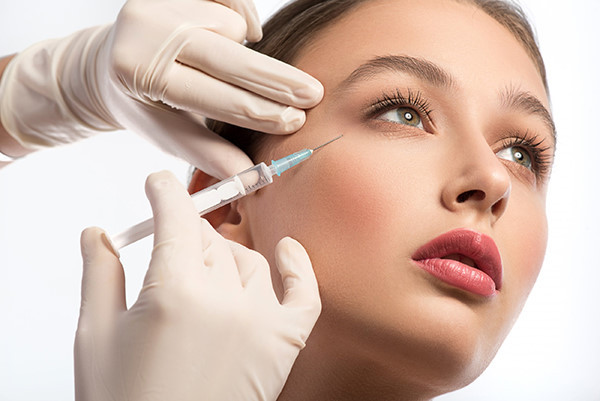 Theo bác sĩ chuyên môn, để tránh các biến chứng không mong muốn khi tiêm filler làm đẹp, chị em khi có nhu cầu làm đẹp bằng các sản phẩm chất làm đầy nên đến các cơ sở y tế có uy tín và được cấp phép. Bên cạnh đó, khách hàng cũng cần được tư vấn các biến chứng có thể xảy ra và các hướng xử trí khi cần thiết. Khi có biến chứng xảy ra, bệnh nhân nên đến ngay các cơ sở y tế có uy tín, được cấp phép để xử trí, khắc phục, tránh hậu quả xấu về sau.