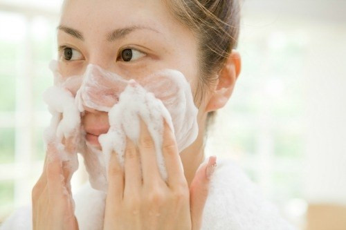 Làm sạch da Mùa mưa vi khuẩn tăng sinh nên bạn càng cần chú ý hơn với các bước làm sạch da. Mỗi ngày hãy tẩy trang và rửa mặt hai lần, sáng - tối. Dùng nước tẩy trang phù hợp với da là bước vô cùng quan trọng làm sạch các lỗ chân lông trên da thông thoáng, hạn chế tình trạng các chất nhờn, tế bào chết, bụi bẩn gây tắc lỗ chân lông làm phát sinh mụn. Chọn sữa rửa mặt làm sạch sâu nhưng vẫn giữ được độ ẩm cho làn da.
