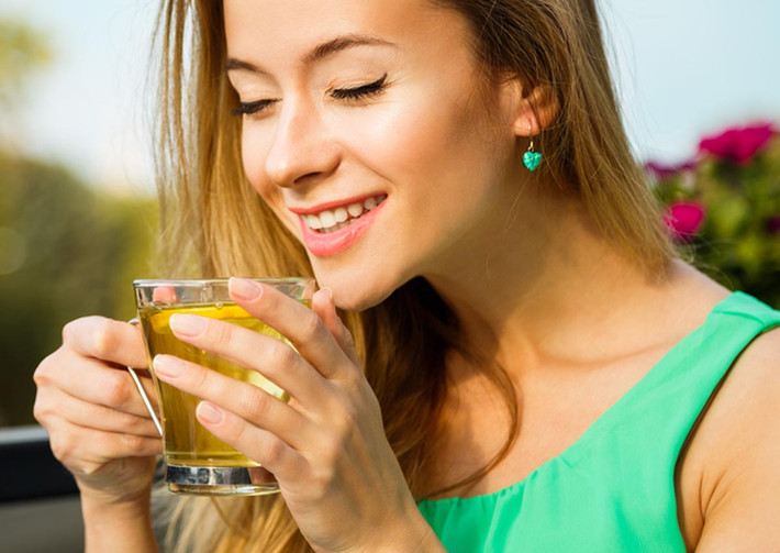 Uống trà thay cho cà phê Đây là các giúp cho não và tim bạn hoạt động khỏe mạnh. Bên cạnh lượng caffeine nhất dịnh giúp bạn tỉnh táo, trà xanh còn chứa nhiều chất chống ô xy hóa và các khoáng chất tốt cho sức khỏe.