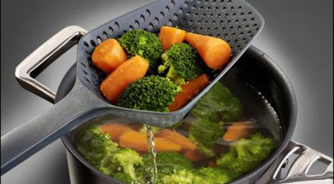 Chần qua nước sôi. Đối với rau quả chịu được nhiệt như đỗ, xúp lơ,rau cần.., sau khi rửa sạch,trần qua nước nóng trong 2 phút, đã có thể loại bỏ được 30% lượng tồn dư hoá chất bảo vệ thực vật, sau đó nấu ở nhiệt độ cao, kết hợp mở nắp vung để hóa chất bảo vệ thực vật bay ra, có thể làm giảm được trên dưới 90% lượng tồn dư.