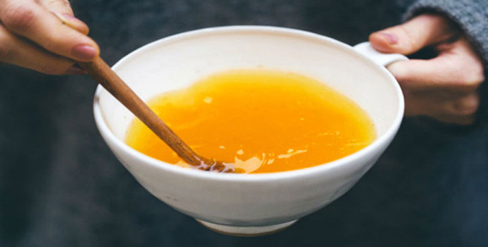 Ngâm với bột nghệ. Nghệ có đặc tính khử trùng mạnh mẽ nên cũng có thể được sử dụng để loại bỏ vi trùng và thuốc trừ sâu trên rau củ hiệu quả. Bạn chỉ cần cho 5 thìa nhỏ bột nghệ vào một chậu nước sôi (tùy vào lượng hoa quả cần ngâm), khuấy đều và để chậu nước nghệ nguội hẳn. Sau đó, cho trái cây và các loại rau vào ngâm trong vòng 15 phút. Rửa sạch lại lần nữa với nước sạch là được. Trái cây và rau quả lúc này đã đạt chuẩn an toàn cho cả gia đình rồi đấy.