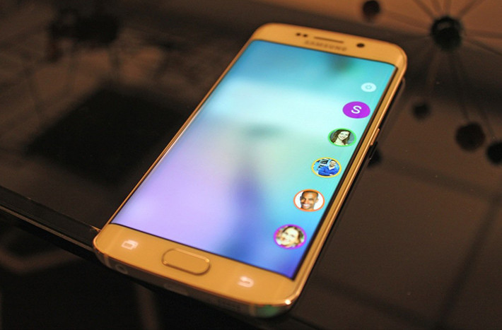 S6 Edge sở hữu một tính năng phần mềm chủ chốt mà S6 không có, đó chính là bảng "People" này. Nó hiển thị các danh bạ ưa thích của bạn...