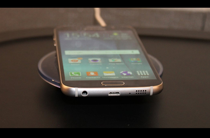Cả S6 và S6 Edge đều hỗ trợ sạc không dây. Samsung cho biết các mẫu smartphone mới của hãng tương thích với bất kỳ tấm sạc không dây nào được bán trên Best Buy.