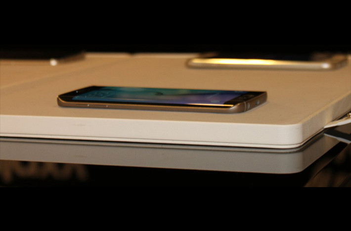 Bạn sẽ nhận ra màn hình của Galaxy S 6 Edge được uốn cong nhẹ về hai bên thân máy. Samsung cho biết tính năng này sẽ giúp xem video dễ dàng hơn vì màn hình sẽ tràn ra hết bề mặt.