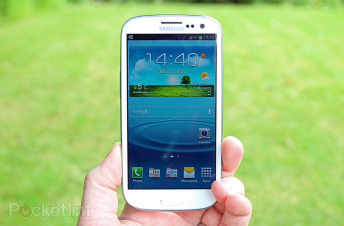 2013: Samsung Galaxy SIII - Là mẫu smartphone kế nhiệm "bom tấn" Galaxy S2, S3 tiếp tục sở hữu tất cả những tính năng mới có tính cách tân rất thành công mà Samsung đã ứng dụng cho đàn anh S2 trước đó.