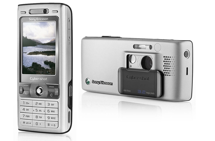 2007: Sony Ericsson K800 Cyber-Shot T - Vào thời điểm này, ý tưởng chụp một bức hình bằng điện thoại thay vì một chiếc máy ảnh chuẩn được xem là lố bịch. Lúc đó, iPhone cũng vừa mới ra đời, còn các thiết bị như Cyber-Shot vẫn đang thống trị ở mảng này. Thế nhưng Sony Ericsson đã mạnh dạn đưa sức mạnh camera của mình vào K800, giúp nó trở thành chiếc điện thoại chụp hình tuyệt vời khi đó.