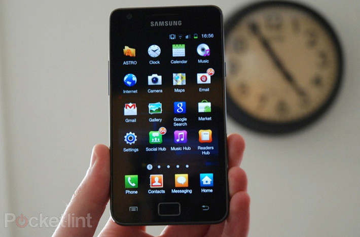 2012: Samsung Galaxy SII - Tuy bị cáo buộc là bắt chước iPhone vào thời điểm đó, nhưng với thiết kế mỏng hơn rất nhiều, Galaxy S2 thực tế là sản phẩm đã làm nên thương hiệu "nhà sản xuất điện thoại di động" cho một Samsung ngày nay. Đây cũng là chiếc điện thoại đáng sở hữu trong năm 2012.