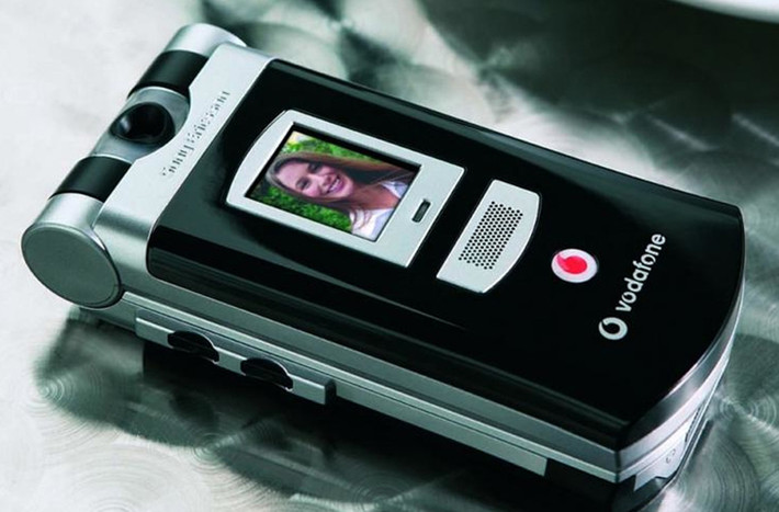 2005: Sony Ericsson V800 - Là một trong những mẫu điện thoại chủ chốt góp phần hỗ trợ khởi động dịch vụ 3G tại Anh quốc, chiếc điện thoại có dạng vỏ sò với camera xoay ở giữa thân máy này cho phép bạn vừa đàm thoại video vừa xoay camera để quay những gì bạn đang nhìn thấy, một tính năng đầy sáng tạo lúc đó.