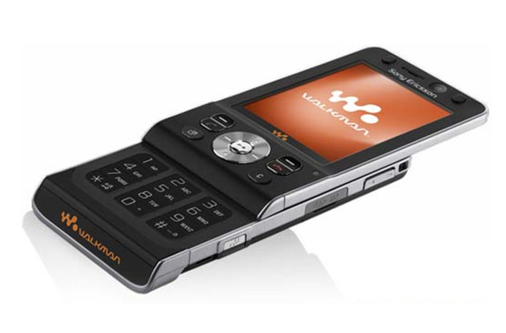 2008: Sony Ericsson W910 Walkman Phone - Tất cả là nhằm mang đến âm trầm sâu sắc! Năm 2008 là thời điểm Sony Ericsson toàn tâm toàn ý tạo ra những chiếc điện thoại cao cấp dành cho những đôi tai sành nhạc. Âm nhạc và nhiếp ảnh là các tính năng được thiết kế đặc biệt nhằm có được chất lượng cao nhất mà W910 Walkman có thể mang lại.