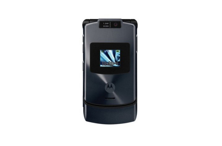 2006: Motorola RAZR V3x - Nếu iPhone được nhớ mãi là chiếc điện thoại khiến các nhà sản xuất phải chú tâm về giao diện phần mềm và trải nghiệm người dùng, thì Razr đã khiến nhiều nhà sản xuất phải lấy làm tham chiếu về kiểu dáng phải có ở một chiếc điện thoại. RAZR đã sở hữu, vào thời điểm đó và vẫn còn cho đến ngày nay, một thiết kế đột phá đã vượt qua mọi cuộc so tài ghê gớm nhất.