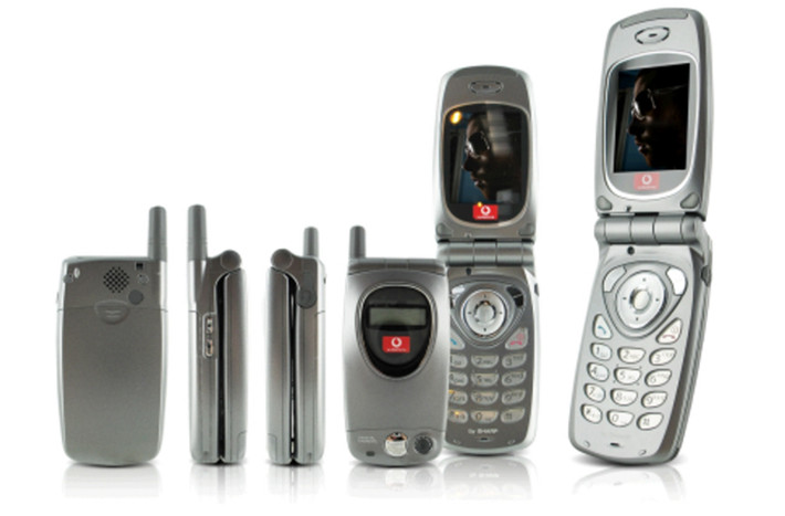 2003: Sharp GX10 - Được xem là đồ cổ của ngày nay, nhưng vào năm 2003 thì GX10 là một mẫu điện thoại có tính đột phá, đặc biệt đối với những ai hay đi du lịch nước ngoài. GX10 sở hữu đến 3 băng tần để gọi trên khắp toàn cầu, được tích hợp 16 bản nhạc chuông đa âm và cho 255 phút đàm thoại liên tục. Pin của máy còn cho đến 250 giờ ở chế độ chờ (hơn 10 ngày) trước khi sạc lại, một con số ấn tượng.