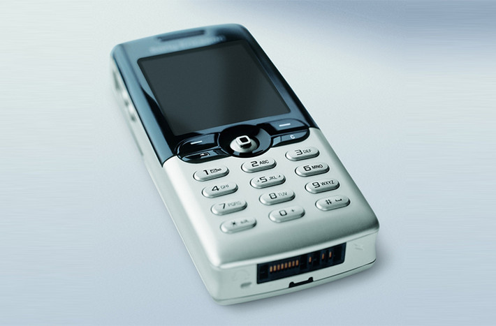 2004: Sony Ericsson T610 - Vào năm 2004, điện thoại chưa gây được sự hứng khởi cũng như chưa tạo được xu hướng để sử dụng, mặc dù T610 đã tạo được bước đột phá vào thời điểm đó.