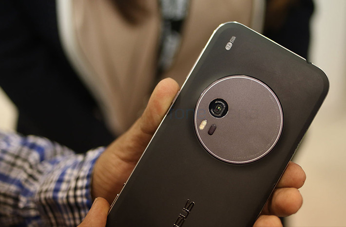 Từng được hé lộ tại CES 2015 tháng trước, Zenfone Zoom là mẫu smartphone đầu tiên thuộc dòng Zenfone tập trung vào tính năng camera của Asus, với zoom quang 3X.