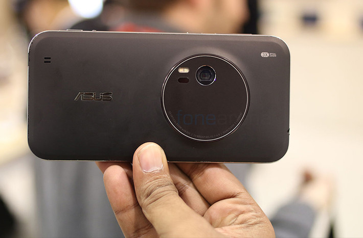 Zonefone Zoom có 2 khe cắm thẻ micro SIM, trang bị RAM 2GB hoặc 4GB RAM (tùy thị trường) và 16GB dung lượng bộ nhớ trong có thể mở rộng đến 128GB thẻ microSD cắm ngoài, và hỗ trợ mạng LTE. Xuất hiện trong 2 màu đen Meteorite và trắng Glacier, Zenfone Zoom sẽ được bán ra từ quý 2 2015 với giá 399 USD (khoảng 8,6 triệu đồng).