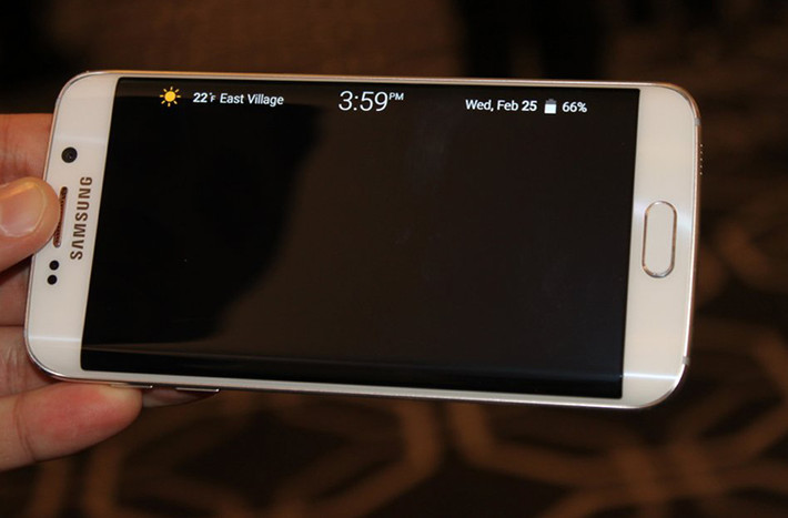 10. Với Galaxy S6 Edge, bạn có thể vẫn xem được thời gian ngay cả khi màn hình đã tắt đi.