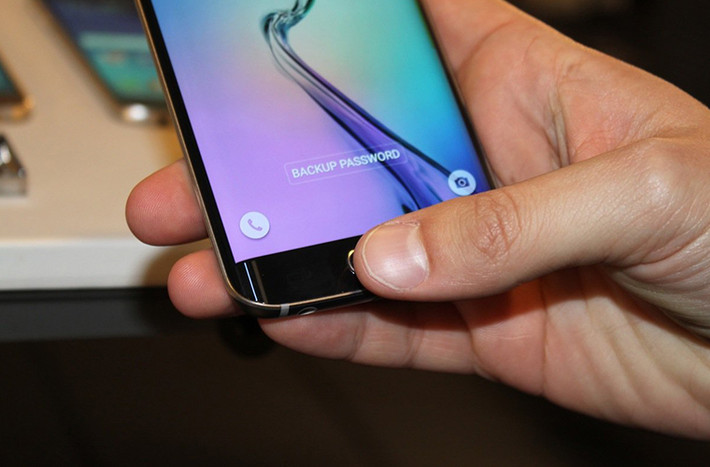 1. Bạn có thể dùng Galaxy S6 và S6 Edge để thanh toán tiền tại bất kỳ cửa hàng nào có máy đọc thẻ tín dụng thông qua ví điện tử Samsung Pay.