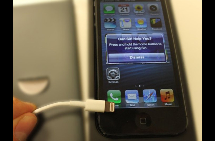iPhone thì phải cắm dây sạc mới sạc được.