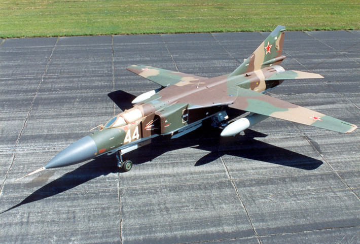 MiG-23 được trang bị radar và vũ khí thế hệ mới, và Ai Cập là quốc gia thứ hai sau Syria nhận được loại máy bay chiến đấu này vào cuối năm 1974. Đây cũng là lần chuyển giao vũ khí cuối cùng của Liên Xô cho Ai Cập, trước khi quốc gia này ngả sang hoàn toàn "vòng tay" của Mỹ.