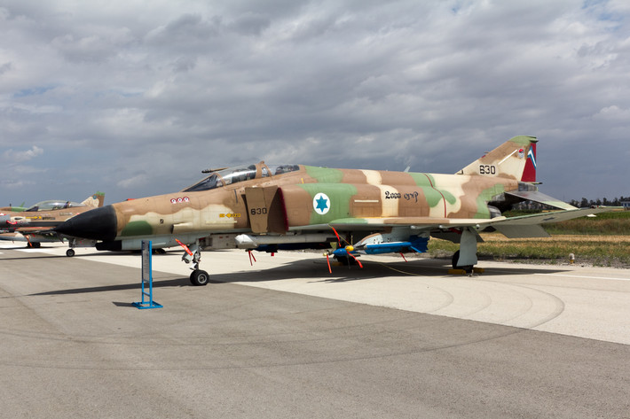 Tại khu vực Trung Đông khi đó, Israel được Mỹ cung cấp chiến đấu cơ F-4E thuộc loại hiện đại nhất; nhưng các quốc gia Arab chưa có loại nào tương đương. Sau cuộc chiến năm 1973, Ai Cập đã được Liên Xô viện trợ MiG-23, một thiết kế "cánh cụp-cánh xòe", có tính năng vượt trội hơn F-4.