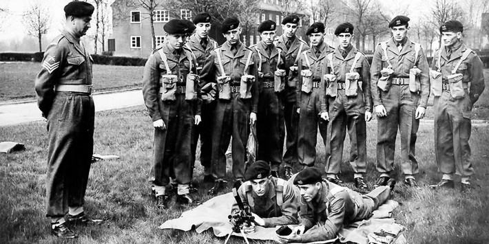 Sau khi lật đổ chế độ quân chủ thân phương Tây vào năm 1952, Ai Cập nổi lên như một khách hàng hàng đầu của vũ khí của Liên Xô, họ đã mua 80 máy bay chiến đấu MiG-15, 30 máy bay ném bom IL-28 cùng với vũ khí lục quân như xe tăng T-34, IS-3, pháo và xe bọc thép, trong đợt mua ban đầu vào năm 1955.