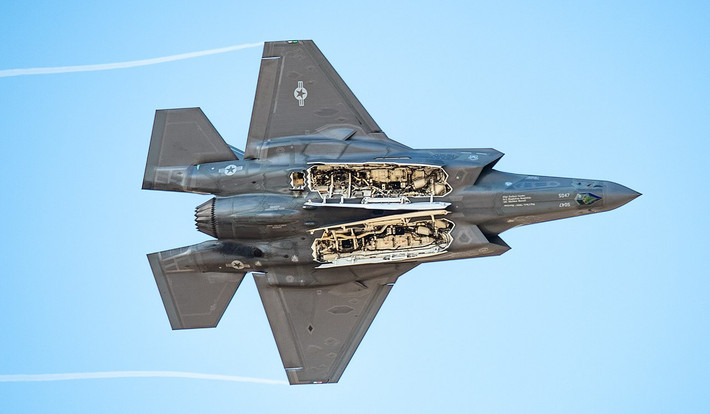 Thứ hai là 2/3 số tên lửa trang bị trên F-35 là tự động và có trí thông minh nhân tạo, cho phép lựa chọn tên lửa phù hợp với tính chất mục tiêu, để đạt hiệu suất cao nhất với máy bay chiến đấu của đối phương, hoặc một mục tiêu cụ thể khác.