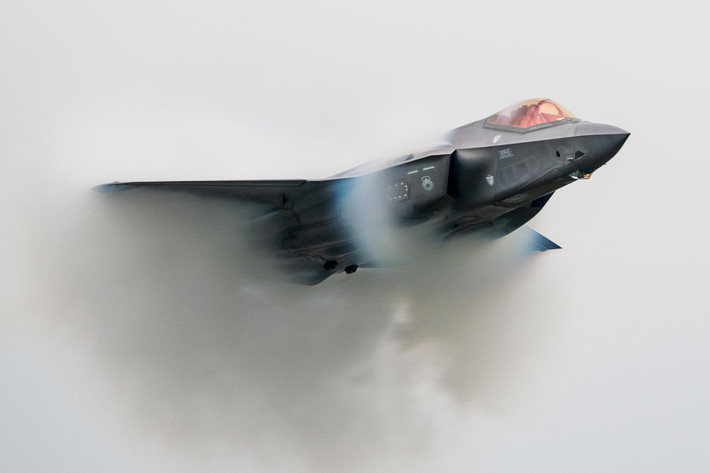 Trên thực tế, máy bay chiến đấu F-35 của Mỹ không chỉ phát hiện và liên tục theo dõi J-10 trước, mà nhờ có công nghệ tàng hình, nên sẽ bị không bị radar trên J-10 của Trung Quốc phát hiện. Máy bay chiến thắng không thể tranh cãi trong hạng mục này là F-35.
