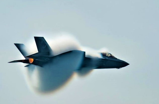 F-35 của Mỹ có thể bay tốc độ hành trình mà không cần bật chế độ đốt sau, và chúng ta cũng nên nhớ một thực tế quan trọng khác, công nghệ của Mỹ về chế tạo động cơ máy bay được coi là tốt nhất thế giới. Điều này không cần phải bàn cãi.