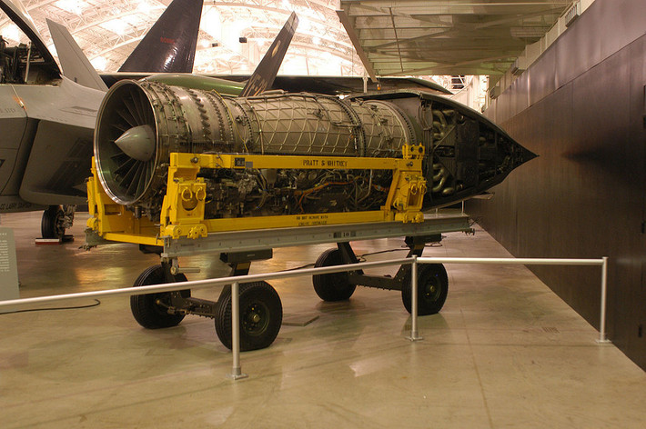 Về động cơ, lợi thế trong hạng mục này phải là F-35 của Mỹ. F-35 sử dụng động cơ mạnh hơn của J-10, điều này mang lại cho nó một lợi thế nhỏ nhưng đáng kể. Để so sánh, máy bay chiến đấu J-10 sử dụng động cơ cơ lực đẩy 130 kN, trong khi chiến đấu cơ F-35 sử dụng động cơ có lực đẩy 190 kN.