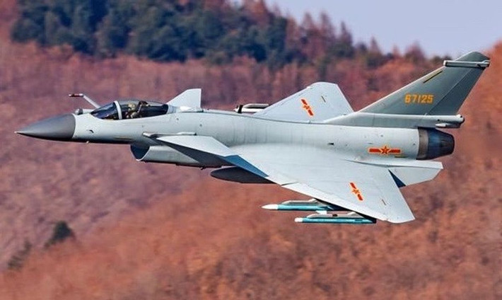 Ví dụ, về tốc độ và khả năng cơ động, nó ngang ngửa với F-35 của Mỹ. Nếu Bắc Kinh quyết định cải thiện hệ thống điện tử và vũ khí ở giai đoạn sau với công nghệ mới được phát triển, nó sẽ có thể gây khó khăn nhất định cho F-35 trong một cuộc đối đầu trong tương lai. Nguồn ảnh: QQ.