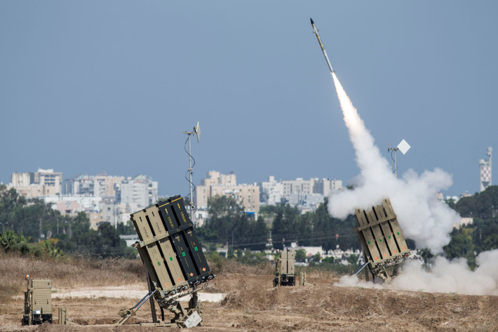 Với gần 1.000 tên lửa và đạn cối được lực lượng Hamas bắn sang lãnh thổ Israel từ khi chiến dịch bắt đầu đến ngày 17/11/2011, Iron Dome đã nhận biết 2/3 số tên lửa không gây nguy hiểm và đánh chặn thành công 90% số còn lại (khoảng 300 tên lửa). Trong suốt chiến dịch, chỉ có 3 người Israel thiệt mạng do một hệ thống Iron Dome bị hỏng.
