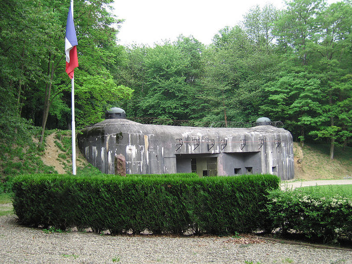 Tuyến phòng thủ Maginot, được lấy tên của của Bộ trưởng Quốc phòng Pháp André Maginot; đây là một công trình quân sự xây dựng dọc biên giới Pháp-Đức và Pháp-Ý, với mục đích bảo vệ lãnh thổ Pháp, được rút ra từ kinh nghiệm của Thế chiến 1.