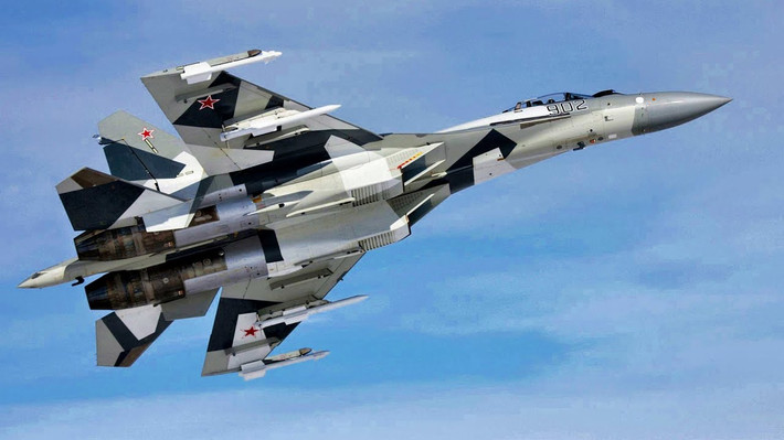Có thể nói Su-35 là một trong những máy bay chiến đấu thế hệ 4++ tốt nhất trên thị trường hiện nay; tính năng của nó vượt xa JF-17 về tốc độ, khả năng cơ động và khả năng mang được nhiều vũ khí hiện đại, kể cả đối không, đối đất và đối hải.