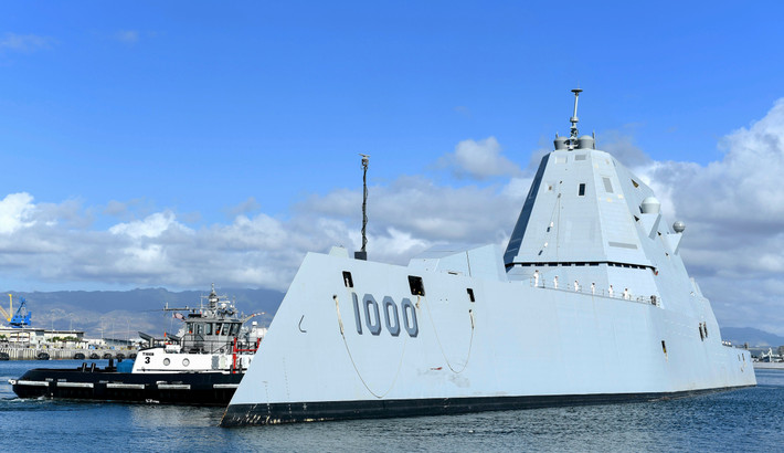 Thủy thủ đoàn của Zumwalt gồm 150 người, cộng với một phi đội hai là 28 người, như vậy đã vượt hơn 50% so với con số đã hứa ban đầu (90 người), nhưng vẫn chỉ bằng một nửa so với một khu trục hạm Arleigh-Burke. Tuy nhiên, một số nhà phân tích lo ngại, thủy thủ đoàn quá nhỏ, ít dự phòng; nếu các tàu phải chịu thiệt hại trong chiến đấu.