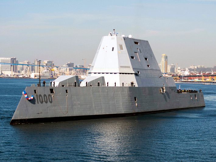 Vào thập niên 2000, tàu khu trục tàng hình DDG-1000 Zumwalt là chiếc đầu tiên của thế hệ tàu khu trục tiếp theo của Hải quân Mỹ, được trang bị nhiều công nghệ tương lai; thủy thủ đoàn chỉ cần 95 người, thay vì 300 người như trên tàu khu trục lớp Arleigh Burke. Dự kiến sẽ có 32 chiếc DDG-1000 thay thế tàu khu trục lớp Arleigh Burke.
