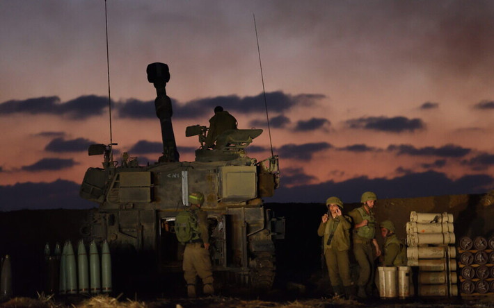 Ngoài cuộc tấn công từ trên không, xe tăng, pháo binh và lính bộ binh của Israel ở biên giới Gaza đã tiến hành các cuộc tấn công các vị trí tiền tiêu của lực lượng đặc nhiệm Hamas; đặc biệt là tìm diệt các bệ phóng tên lửa và tên lửa chống tăng.