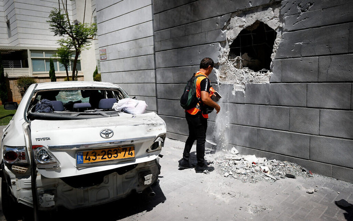 Hamas cũng tiến hành nhiều đợt tấn công tên lửa vào miền nam và miền trung Israel, bắn rocket về phía các thành phố Ashkelon, Ashdod, Beersheba, Yavne và nhiều khu vực xung quanh, khiến ít nhất 2 người bị thương.