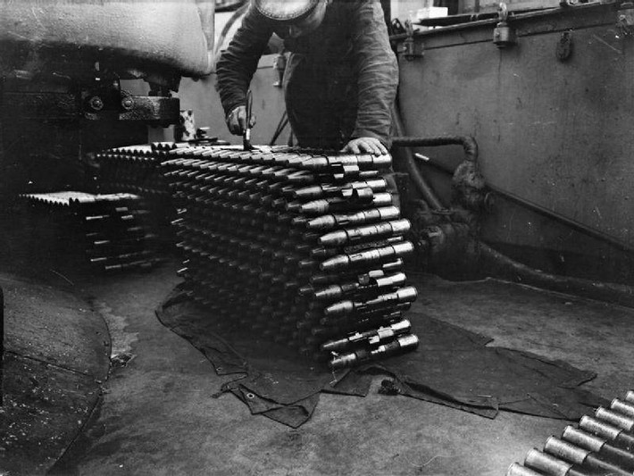 Vào cuối những năm 1920, Vickers là một loại pháo phòng không tiên tiến; nhưng đến đầu Thế chiến hai, nó đã lạc hậu. Nguyên nhân là do đạn 40x158R quá yếu, đầu đạn 40 mm nặng 900 g rời nòng với sơ tốc 600 m/s, trong khi tầm bắn hiệu quả vào các mục tiêu trên không, di chuyển không được vượt quá 100 m/s.