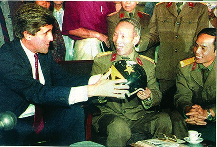 Trung tá Yury Trushechkin ấn tượng với chiếc mũ bay của phi công Mỹ vì nó có thể thay đổi độ chiếu sáng tùy thuộc vào cường độ của ánh sáng môi trường, giúp phi công tăng khả năng quan sát khi tác chiến.