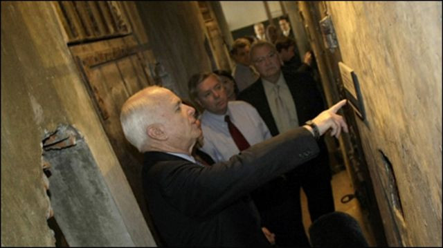 Sau khi Mỹ bình thường hóa quan hệ với Việt Nam vào năm 1995, John McCain thường xuyên tới thăm Việt Nam, thăm nhà tù Hỏa Lò và gặp những người dân Việt Nam từng vớt ông từ dưới hồ Trúc Bạch năm xưa.