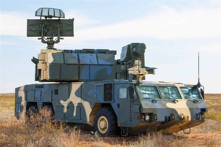 S-400 còn được hỗ trợ bởi các hệ thống phòng không tầm xa khác, bao gồm một tiểu đoàn S-300PS và ba trung đoàn tên lửa Tor-M2E tầm xa, cùng các hệ thống Buk-MB3K. Các báo cáo vào đầu năm 2021 tiết lộ việc Belarus đang xem xét mua thêm các đơn vị S-400. Nguồn ảnh: Topwar.