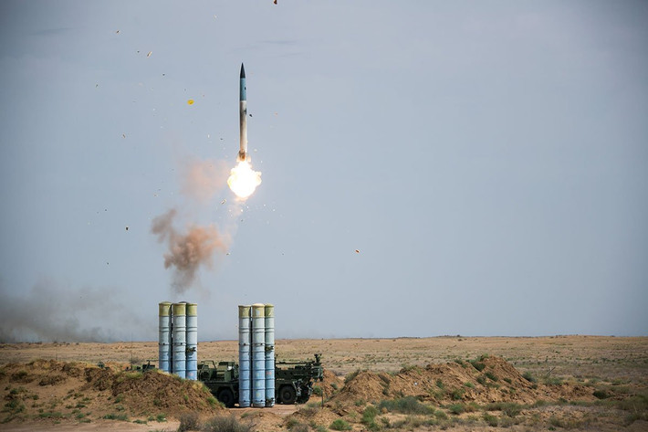 Tên lửa phòng không S-400 tích hợp các công nghệ đối phó tác chiến điện tử và cảm biến tiên tiến nhất của Nga, đồng thời có thể tác chiến cùng lúc với 80 máy bay, cung cấp hỏa lực mạnh hơn một phi đội máy bay chiến đấu rất lớn. Tính di động cao của hệ thống cùng với thời gian thiết lập và khởi chạy ngắn là chìa khóa cho khả năng sống sót của hệ thống.