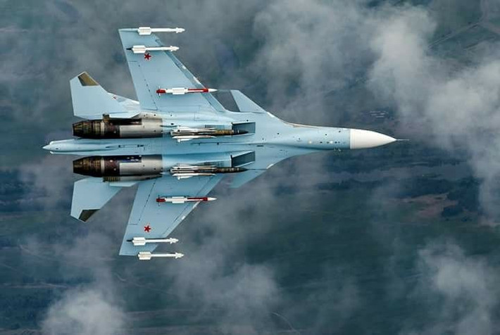 Các máy bay chiến đấu Su-30SM được đánh giá cao nhờ sức bền cao và khả năng triển khai nhiều loại tên lửa phòng không để tấn công trên bộ, bao gồm tên lửa Kh-31 cực nhanh, được thiết kế để vô hiệu hóa hệ thống phòng không của đối phương và thực hiện các cuộc tấn công chính xác vào sâu phía sau phòng tuyến của kẻ thù.